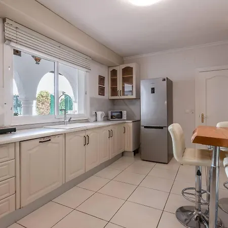 Tres Almendros Villa *