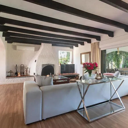 Tres Almendros Villa *